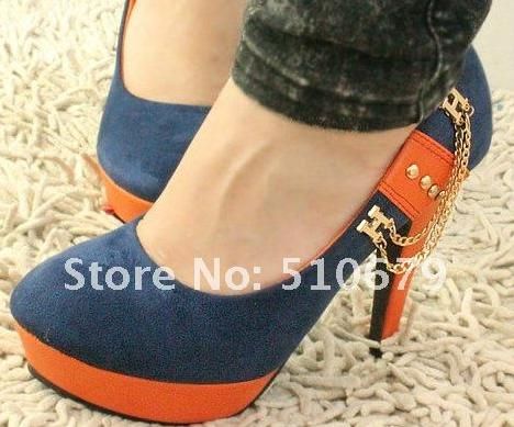 Sapato de salto azul com laranja